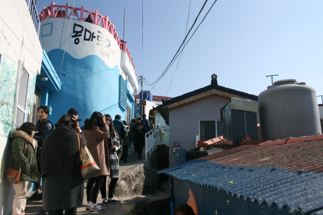 좁다란 골목마다 이야기가 스며있네